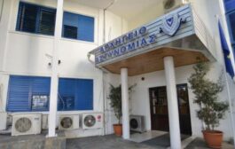 Δράστες Απάτης Παριστάνουν την Αστυνομία με Σκοπό την Κλοπή Χρημάτων