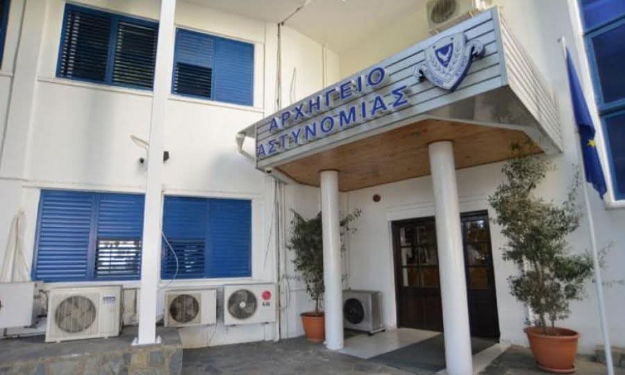 Δράστες Απάτης Παριστάνουν την Αστυνομία με Σκοπό την Κλοπή Χρημάτων