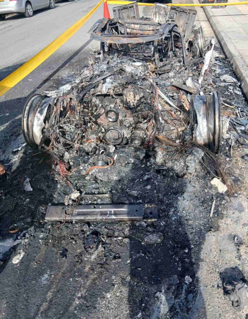 Στάχτη και αποκαΐδια άφησε πίσω της πυρκαγιά που ξέσπασε σε σταθμευμένο όχημα σε σημείο του δρόμου Κονιών–Αρμού.