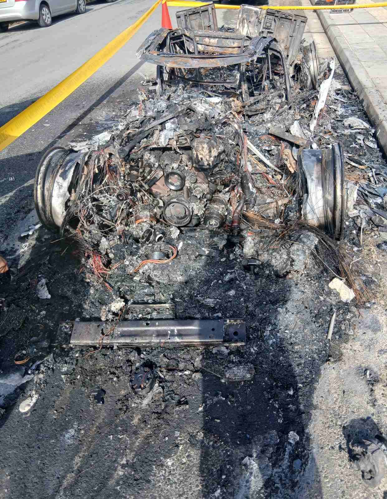 Στάχτη και αποκαΐδια άφησε πίσω της πυρκαγιά που ξέσπασε σε σταθμευμένο όχημα σε σημείο του δρόμου Κονιών–Αρμού.