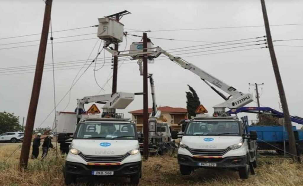 Προβλήματα λόγω σφοδρών ανέμων στον Πωμό - Μετακίνησε μεγάλη μεταλλική πέργκολα,, απέκοψε πάσσαλο της ΑΗΚ