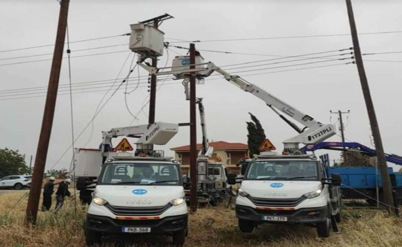 Προβλήματα λόγω σφοδρών ανέμων στον Πωμό - Μετακίνησε μεγάλη μεταλλική πέργκολα,, απέκοψε πάσσαλο της ΑΗΚ