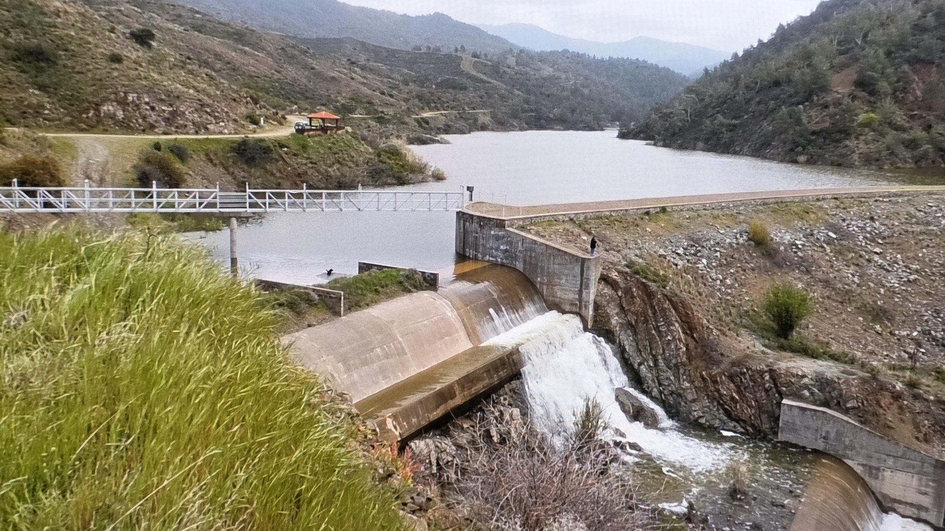 Μεγάλη χαρά στην Αργάκα για την υπερχείλιση του φράγματος, κάτοικοι και επισκέπτες θαυμάζουν το σπάνιο θέαμα
