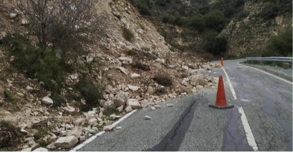 Κατολίσθηση βράχων στην Τσάδα λόγω συνεχόμενων βροχοπτώσεων, αποκαταστάθηκε η κυκλοφορία οχημάτων