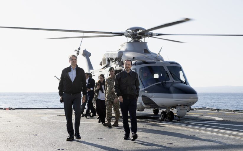 Εδώ θα είμαστε όποτε χρειαστεί για την Κύπρο, λέει ο Μητσοτάκης από τη φρεγάτα Κίμων