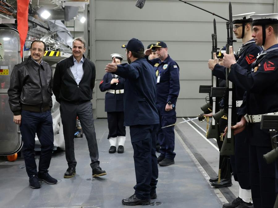 &Epsilon;&pi;ί&sigma;&kappa;&epsilon;&psi;&eta; &Mu;&alpha;&kappa;&rho;ό&nu; &sigma;&tau;&omicron; Charles de Gaulle &kappa;&alpha;&iota; &Chi;&rho;&iota;&sigma;&tau;&omicron;&delta;&omicron;&upsilon;&lambda;ί&delta;&eta;