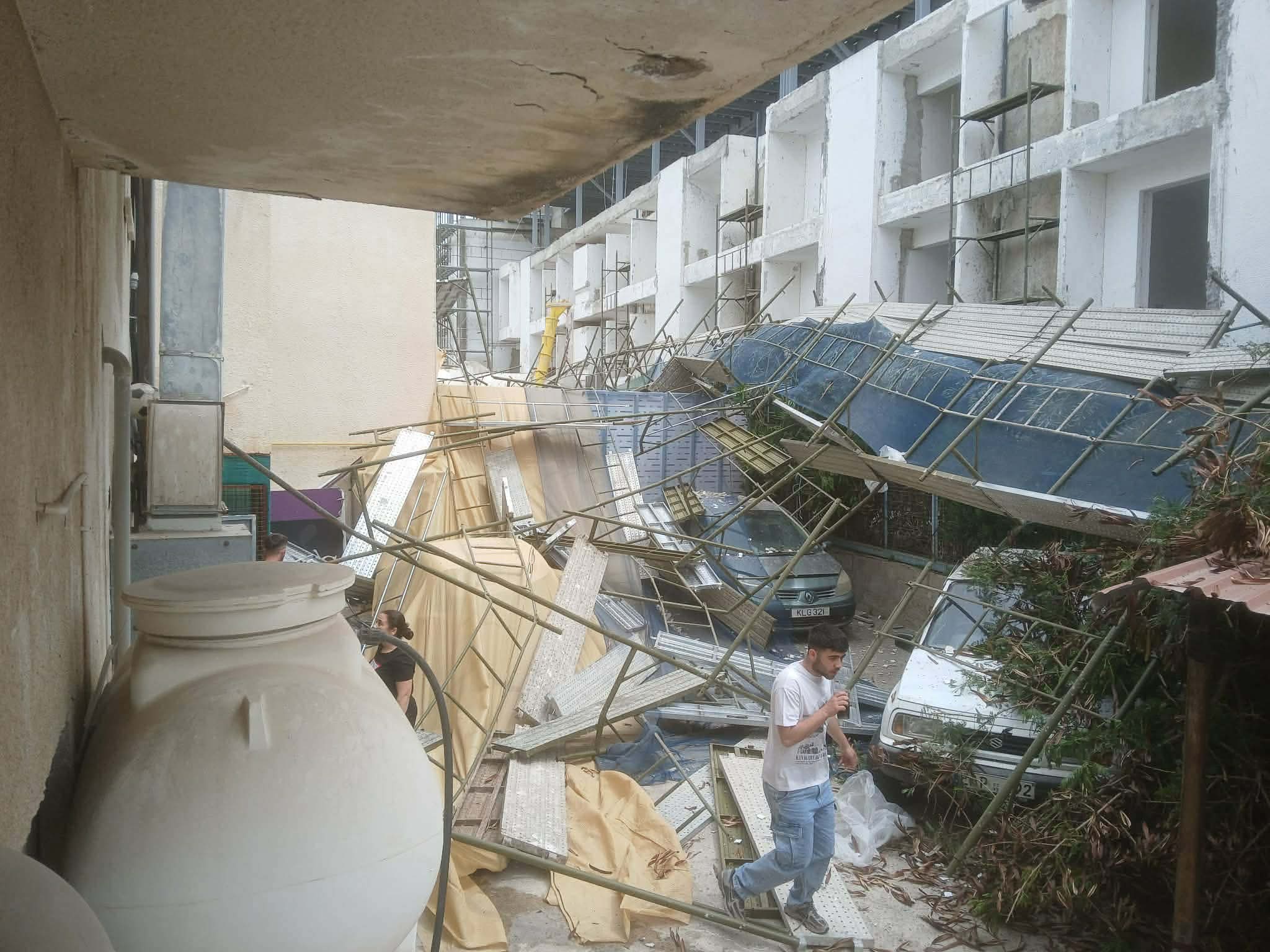 Επεσαν σκαλωσιές σε ανεγειρόμενη οικοδομή στην Κάτω Πάφο