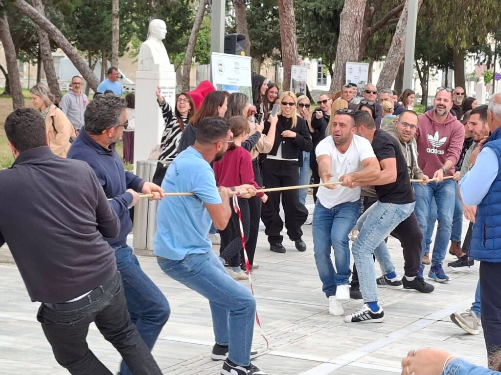 6&omicron; &Phi;&epsilon;&sigma;&tau;&iota;&beta;ά&lambda; &Pi;&alpha;&sigma;&chi;&alpha;&lambda;&iota;&nu;ώ&nu; &Pi;&alpha;&rho;&alpha;&delta;&omicron;&sigma;&iota;&alpha;&kappa;ώ&nu; &Pi;&alpha;&iota;&chi;&nu;&iota;&delta;&iota;ώ&nu; &sigma;&tau;&eta;&nu; &Pi;ά&phi;&omicron;: &Mu;&iota;&alpha; &Zeta;&omega;&nu;&tau;&alpha;&nu;ή &Gamma;&iota;&omicron;&rho;&tau;ή &Pi;&alpha;&rho;ά&delta;&omicron;&sigma;&eta;&sigmaf; &kappa;&alpha;&iota; &Sigma;&upsilon;&mu;&mu;&epsilon;&tau;&omicron;&chi;ή&sigmaf;