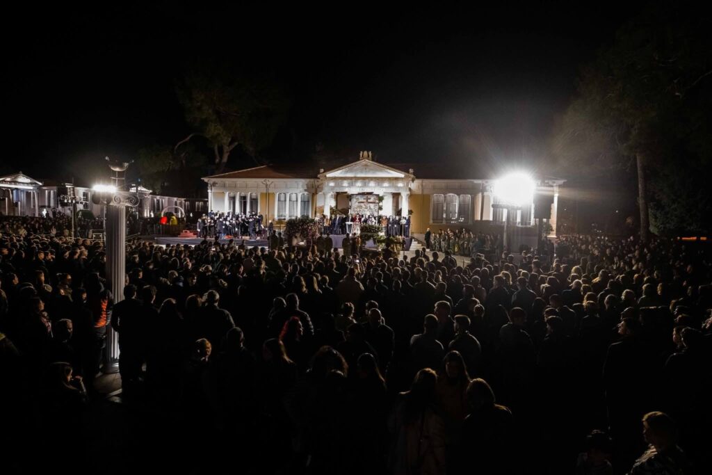 Με κατάνυξη και μαζική συμμετοχή πιστών η τελετή της Μεγάλης Παρασκευής στην Πάφο