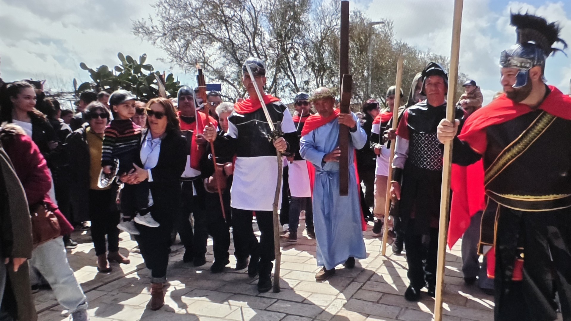 Αναβίωσε το έθιμο της αναπαράστασης της μεταφοράς του Τιμίου Σταυρού ο Κάθηκας