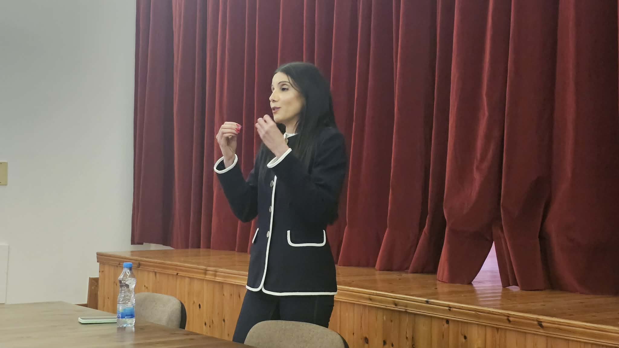 Νικολέττα Κωνσταντίνου: Με μηνύματα η προεκλογική συγκέντρωση στην Έμπα