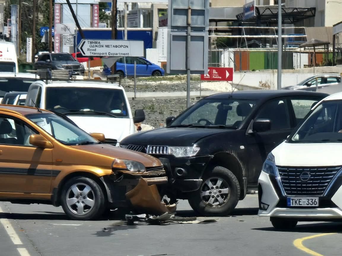 ΤΩΡΑ: Δυστύχημα στη Μεσόγη, υπάρχουν τραυματίες