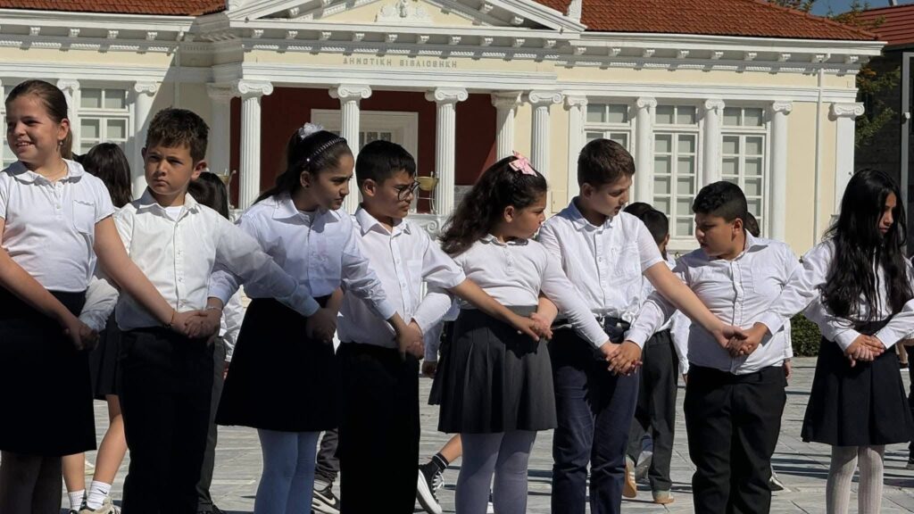Ό&tau;&alpha;&nu; &tau;&alpha; &pi;&alpha;&iota;&delta;&iota;ά &chi;&omicron;&rho;&epsilon;ύ&omicron;&upsilon;&nu;, &eta; &pi;&alpha;&rho;ά&delta;&omicron;&sigma;&eta; &mu;έ&nu;&epsilon;&iota; &zeta;&omega;&nu;&tau;&alpha;&nu;ή &sigma;&tau;&eta;&nu; &Pi;ά&phi;&omicron;