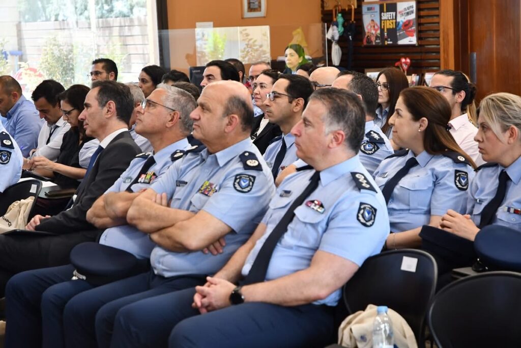 &Sigma;&tau;&eta; &delta;&iota;ά&theta;&epsilon;&sigma;&eta; &tau;&omicron;&upsilon; &kappa;&omicron;&iota;&nu;&omicron;ύ &alpha;&pi;ό &tau;&alpha; &mu;έ&sigma;&alpha; &Iota;&omicron;&upsilon;&nu;ί&omicron;&upsilon;, &eta; DIGIPOL