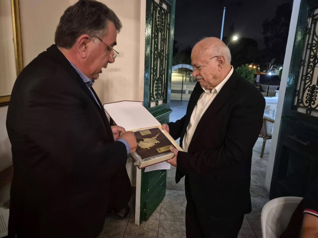 &Tau;&iota;&mu;&eta;&tau;&iota;&kappa;ή &delta;&iota;ά&kappa;&rho;&iota;&sigma;&eta; &sigma;&tau;&omicron;&nu; &Sigma;&omega;&tau;ή&rho;&eta; &Kappa;&alpha;&rho;&alpha;&rho;&alpha;&gamma;&iota;ώ&rho;&gamma;&eta; &gamma;&iota;&alpha; &tau;&eta; &delta;&iota;&alpha;&chi;&rho;&omicron;&nu;&iota;&kappa;ή &pi;&rho;&omicron;&sigma;&phi;&omicron;&rho;ά &tau;&omicron;&upsilon; &sigma;&tau;&omicron;&nu; &pi;&omicron;&lambda;&iota;&tau;&iota;&sigma;&mu;ό &kappa;&alpha;&iota; &tau;&eta;&nu; &pi;&alpha;&tau;&rho;ί&delta;&alpha;