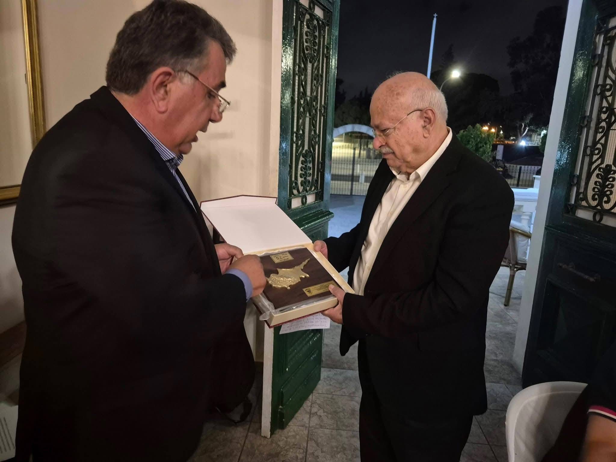 Τιμητική διάκριση στον Σωτήρη Καραραγιώργη για τη διαχρονική προσφορά του στον πολιτισμό και την πατρίδα