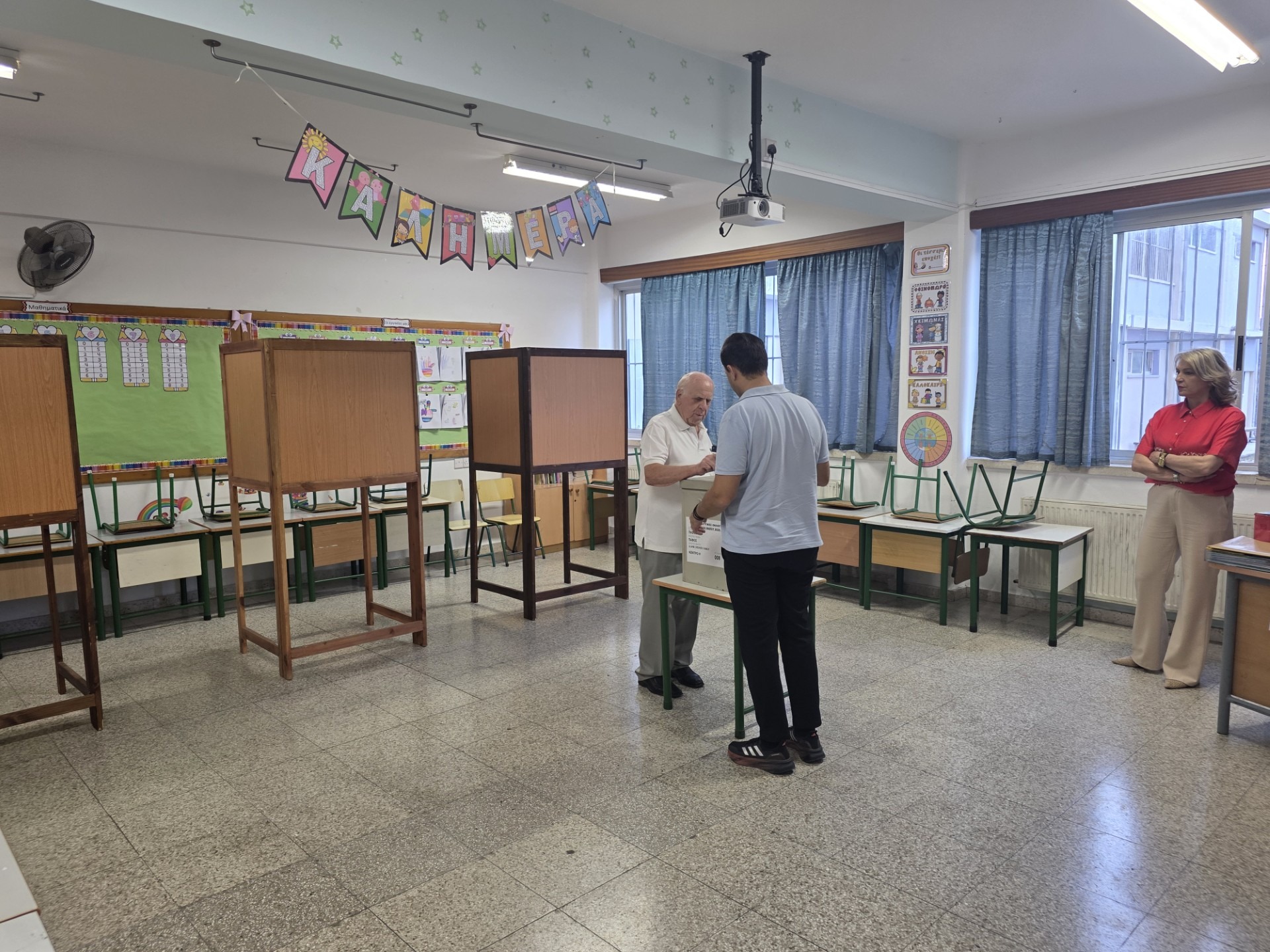 Οι ηλικιωμένοι της Πάφου στις κάλπες: με μπαστούνια, μνήμες και πίστη στη δημοκρατία έστειλαν μήνυμα ευθύνης και ελπίδας