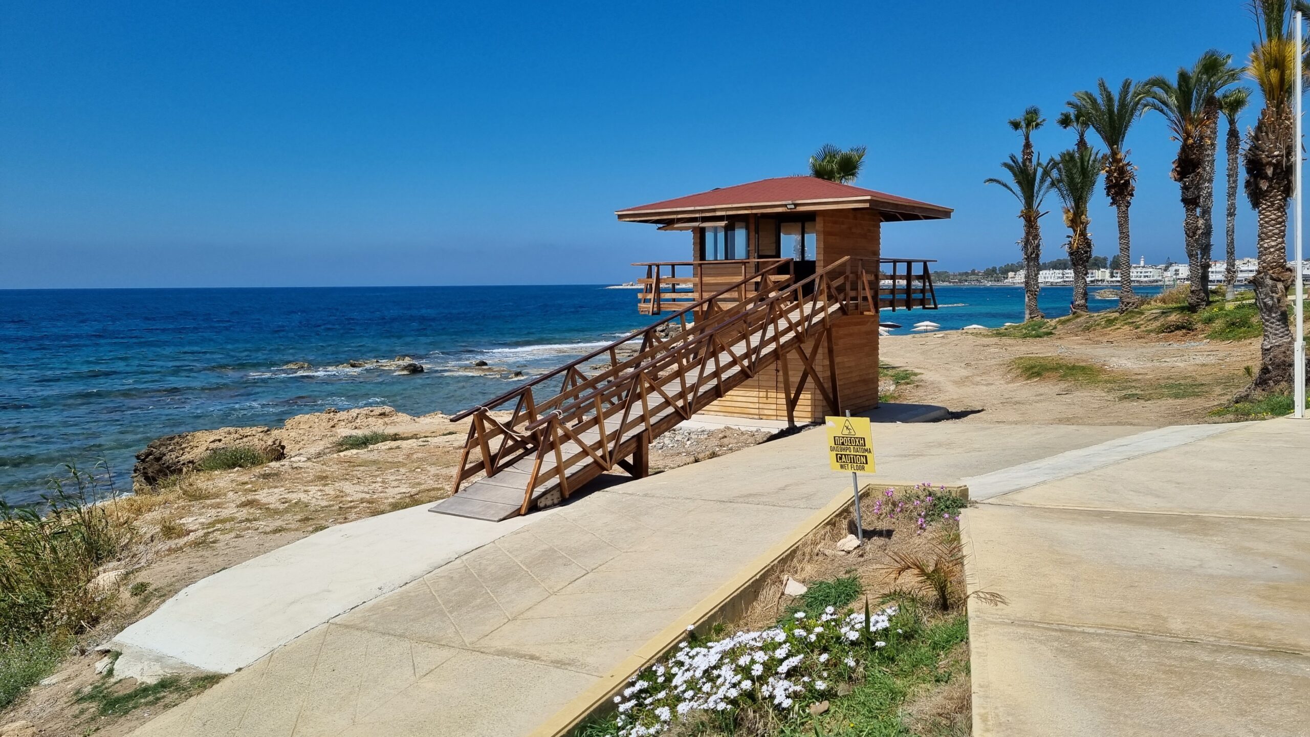 Διάσωση ηλικιωμένης λουόμενης στην Πάφο – Άμεση επέμβαση ναυαγοσωστών