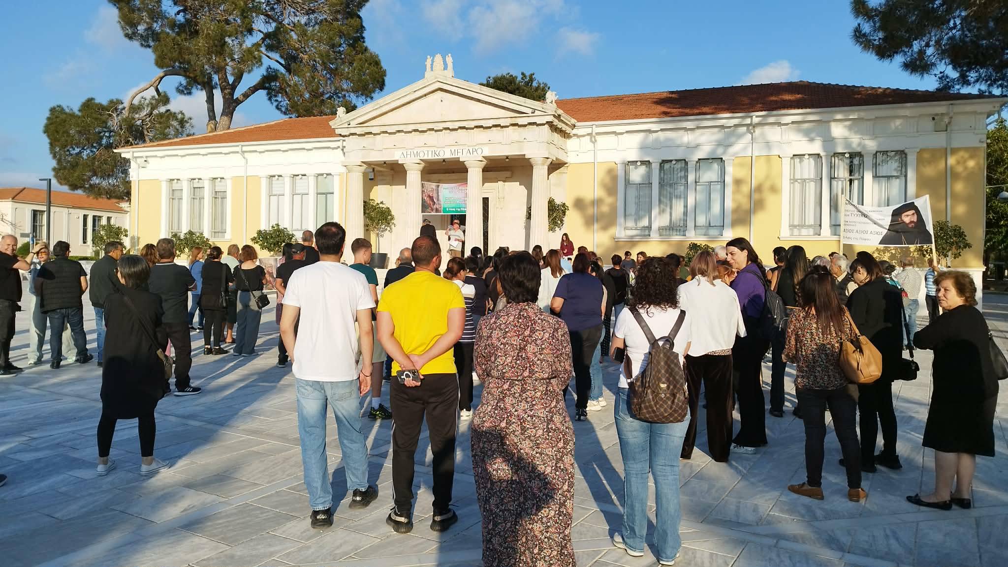 Διαμαρτυρία υποστηρικτών του τέως Μητροπολίτη Τυχικού έξω από το Δημοτικό Μέγαρο Πάφου