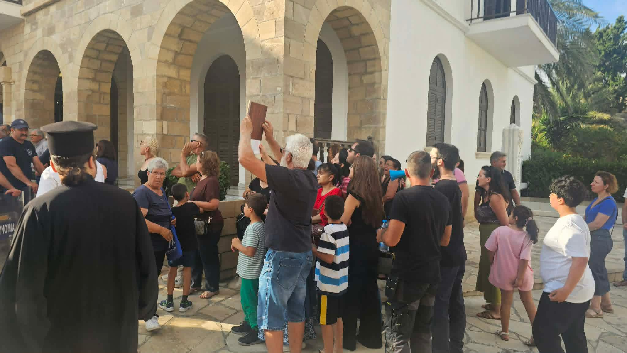 &Pi;ά&phi;&omicron;&sigmaf;: &Pi;&alpha;&nu;&eta;&gamma;&upsilon;&rho;&iota;&kappa;ό &kappa;&lambda;ί&mu;&alpha; &sigma;&tau;&eta;&nu; &epsilon;&nu;&theta;&rho;ό&nu;&iota;&sigma;&eta; &tau;&omicron;&upsilon; &Mu;&eta;&tau;&rho;&omicron;&pi;&omicron;&lambda;ί&tau;&eta; &Gamma;&rho;&eta;&gamma;ό&rho;&iota;&omicron;&upsilon; &ndash; &Alpha;&nu;&tau;ί&theta;&epsilon;&sigma;&eta; &mu;&epsilon; &tau;&eta;&nu; έ&nu;&tau;&alpha;&sigma;&eta; &sigma;&tau;&eta; &Lambda;&epsilon;&upsilon;&kappa;&omega;&sigma;ί&alpha;-(&Beta;ί&nu;&tau;&epsilon;&omicron;)