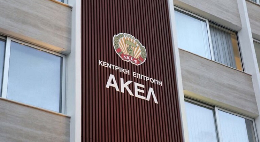 Απαράδεκτες οι αυξήσεις στα τέλη για κρεβατάκια και ομπρέλες στις παραλίες