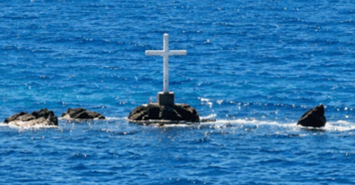 Μυστήριο με τον λευκό σταυρό στα Πότιμα – Σιγή από τον Δήμο, σενάρια για σημείο αναφοράς δυτών