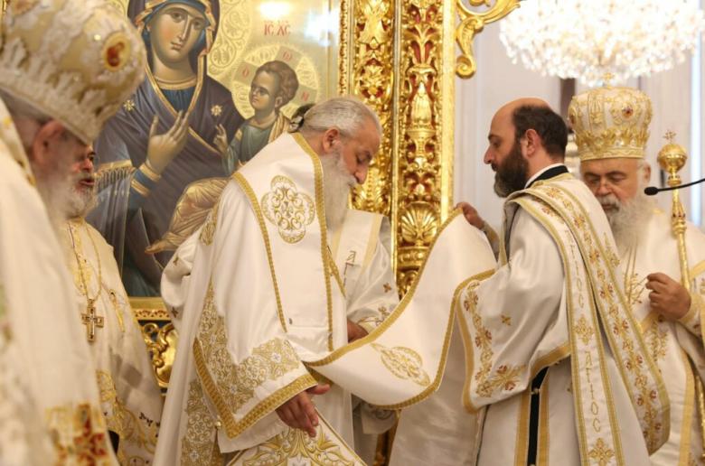 Χειροτονία Γρηγορίου στη Λευκωσία: «Άξιος» εντός ναού, αντιδράσεις εκτός με φόντο την υπόθεση Τυχικού