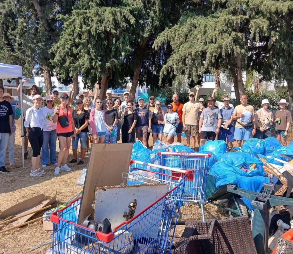 &Delta;ή&mu;&alpha;&rho;&chi;&omicron;&sigmaf; &Pi;ά&phi;&omicron;&upsilon;: &Delta;&eta;&mu;ό&sigma;&iota;&omicron; &laquo;&epsilon;&upsilon;&chi;&alpha;&rho;&iota;&sigma;&tau;ώ&raquo; &sigma;&tau;&omicron; City Friends Club &kappa;&alpha;&iota; &tau;&omicron;&upsilon;&sigmaf; &epsilon;&theta;&epsilon;&lambda;&omicron;&nu;&tau;έ&sigmaf; &gamma;&iota;&alpha; &tau;&eta;&nu; &pi;&rho;&omicron;&sigma;&phi;&omicron;&rho;ά &tau;&omicron;&upsilon;&sigmaf; &sigma;&tau;&eta;&nu; &pi;ό&lambda;&eta;