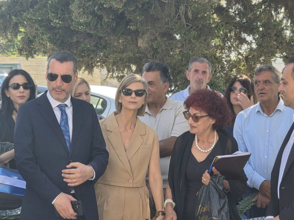 Έ&rho;&gamma;&alpha; &euro;145 &epsilon;&kappa;&alpha;&tau;. &sigma;&tau;&alpha; &delta;&eta;&mu;ό&sigma;&iota;&alpha; &nu;&omicron;&sigma;&eta;&lambda;&epsilon;&upsilon;&tau;ή&rho;&iota;&alpha; , &pi;&rho;&omicron;&tau;&epsilon;&rho;&alpha;&iota;ό&tau;&eta;&tau;&alpha; &eta; &alpha;&nu;&alpha;&beta;ά&theta;&mu;&iota;&sigma;&eta; &tau;&omicron;&upsilon; &Gamma;&epsilon;&Sigma;&Upsilon; &kappa;&alpha;&iota; &tau;&omega;&nu; &upsilon;&pi;&omicron;&delta;&omicron;&mu;ώ&nu;, &delta;&eta;&lambda;ώ&nu;&epsilon;&iota; &omicron; &Upsilon;&pi;&omicron;&upsilon;&rho;&gamma;ό&sigmaf; &Upsilon;&gamma;&epsilon;ί&alpha;&sigmaf;