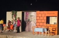 Με μεγάλη επιτυχία η θεατρική παράσταση «Τα δικά μας του γείτονου μας» στη Δρούσεια