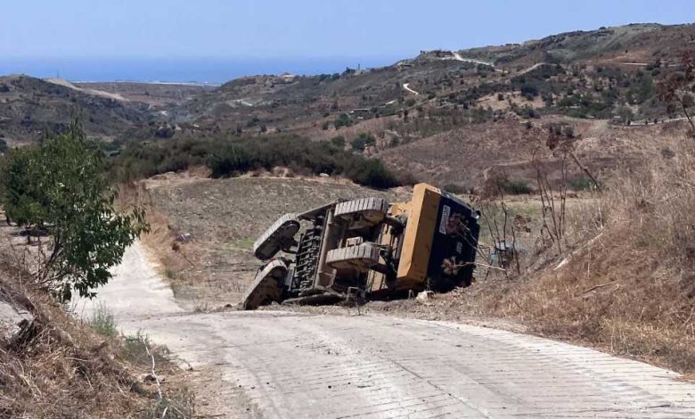 Εκτός κινδύνου η κατάσταση τεσσάρων τραυματιών από ανατροπή φρέζας σε δρόμο στη Μαραθούντα