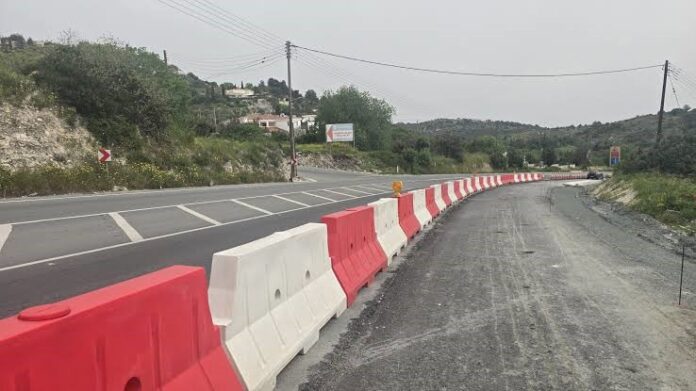 Zητήματα ομαλότητας οδοστρώματος κατά επιθεώρηση δρόμου Πάφου-Πόλης λέει το Τμ. Δημοσίων 'Εργων